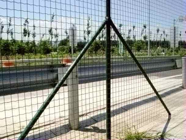 卷式铁丝网围栏的安装方法