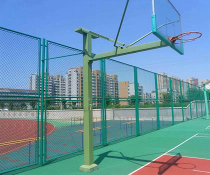 足球场护栏网是安装在体育运动场地四周的护