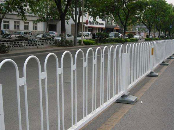 桃型柱围栏网的安装固定方法