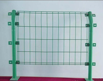 绿化护栏网为什么喜欢用三角折弯护栏网？