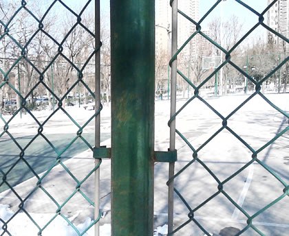 扁铁固定式篮球场围栏的安装方式