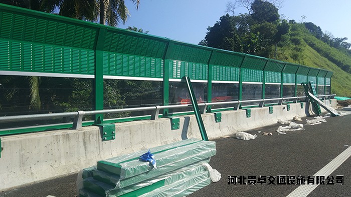 公路护栏网采用不同的立柱固定方式